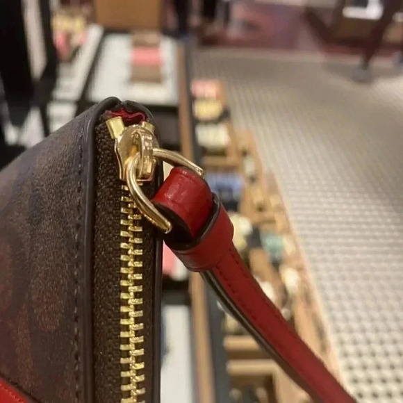 CORNER ZIP WRISTLET IN SIGNATURE CANVAS 58035 - Picture 6 of 9